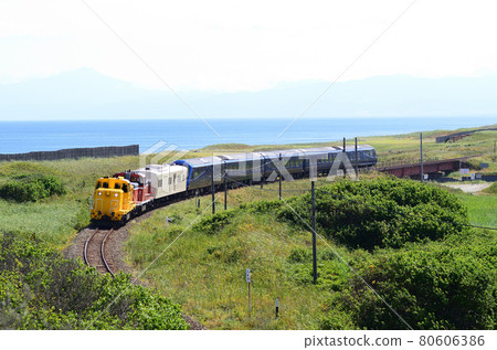 以鄂霍次克海為背景，沿著山別津海岸線行駛的“THE ROYAL EXPRESS”（試運行列車） 80606386