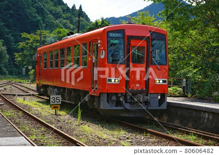 到達 Bingo-Ochiai 站的 Kisuki Line 單列火車的圖像照片 到達 Bingo-Ochiai 站的 Kisuki Line 單列火車的圖像照片 80606482