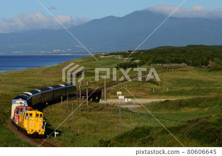 "THE ROYAL EXPRESS" heading to Abashiri, a harbor tonight, under the sunshine that began to tilt (test run train) "THE ROYAL EXPRESS" heading to Abashiri, a harbor tonight, under the sunshine that began to tilt (test run train) 80606645