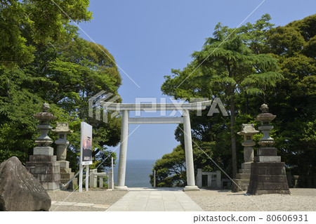 Torii with a view of the sea at Oarai Isosaki Shrine Torii with a view of the sea at Oarai Isosaki Shrine 80606931