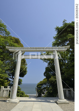 Torii with a view of the sea at Oarai Isosaki Shrine Torii with a view of the sea at Oarai Isosaki Shrine 80606942