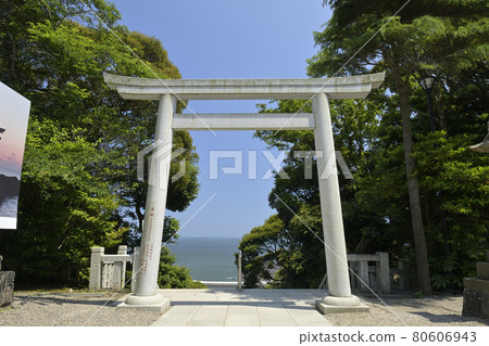Torii with a view of the sea at Oarai Isosaki Shrine Torii with a view of the sea at Oarai Isosaki Shrine 80606943