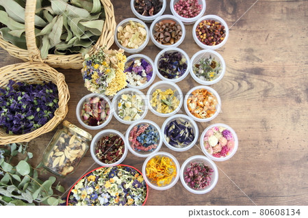 Ingredients for making scented potpourri 80608134