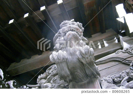 神社欄杆上的護衛犬 神社欄杆上的護衛犬 80608265