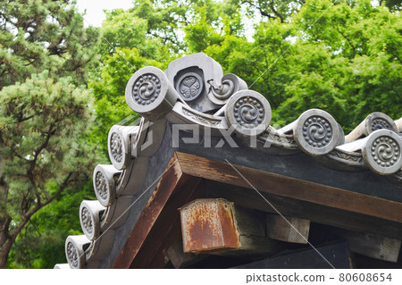 Aoi crest of the Tokugawa family on the roof tile of the Imperial Palace East Garden Concentric Bansho 80608654