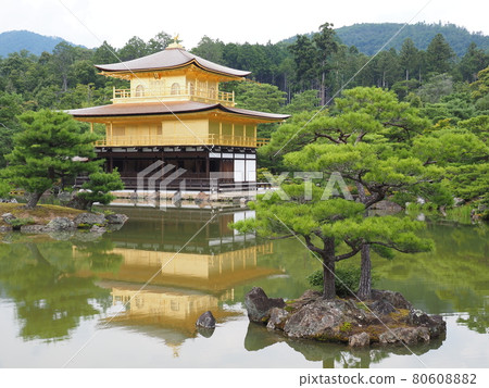 After replacing the thatched roof of Kinkakuji Temple in summer After replacing the thatched roof of Kinkakuji Temple in summer 80608882