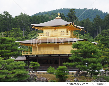 After replacing the thatched roof of Kinkakuji Temple in summer After replacing the thatched roof of Kinkakuji Temple in summer 80608883