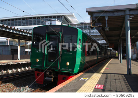 Limited Express Midori (Hakata⇔Sasebo) stopped at Shin-Tosu Station Limited Express Midori (Hakata⇔Sasebo) stopped at Shin-Tosu Station 80609292