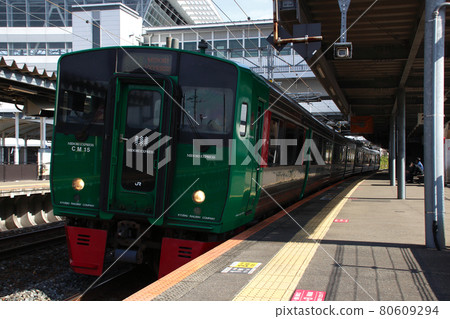 Limited Express Midori (Hakata⇔Sasebo) stopped at Shin-Tosu Station Limited Express Midori (Hakata⇔Sasebo) stopped at Shin-Tosu Station 80609294