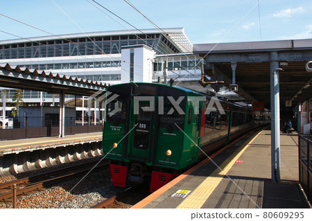 Limited Express Midori (Hakata⇔Sasebo) stopped at Shin-Tosu Station Limited Express Midori (Hakata⇔Sasebo) stopped at Shin-Tosu Station 80609295