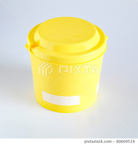 Yellow plastic bucket or cup with cap. 80609519