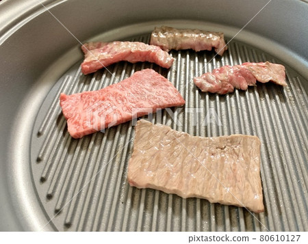 在烤架上烤的烤肉圖像 照片素材 80610127