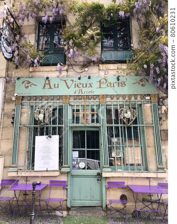 Fashionable restaurant in Paris 80610231