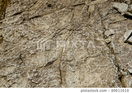 像正方形一樣裂開的岩石表面 80611618