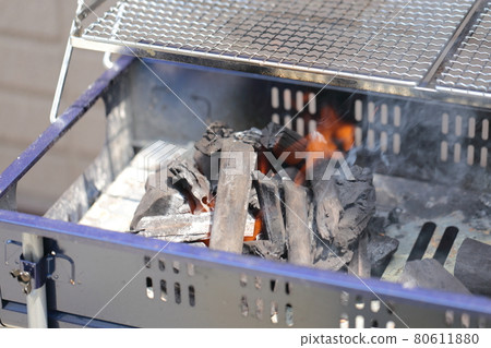 Start a charcoal fire and prepare for barbecue 80611880