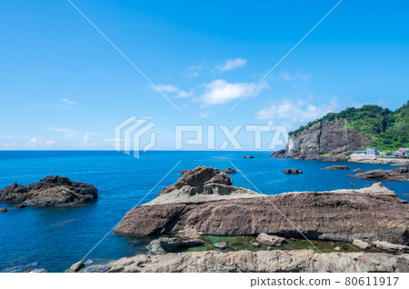 鳥草崖的景色:福井縣/越前海岸/釣魚日高速公路/越前岬周邊(2021年7月下旬拍攝) 鳥草崖的景色:福井縣/越前海岸/釣魚日高速公路/越前岬周邊(2021年7月下旬拍攝) 80611917