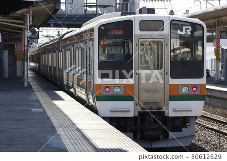 Ryomo Line 211 series (6-car train) at Shin-Maebashi Station 80612629