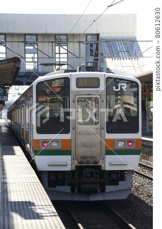 Ryomo Line 211 series (6-car train) at Shin-Maebashi Station 80612630