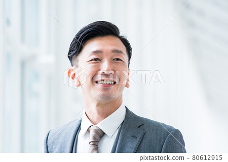 smiling businessman smiling businessman 80612915