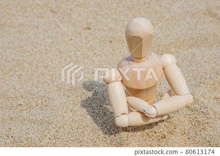 下半身埋在沙子裡的畫娃娃 80613174