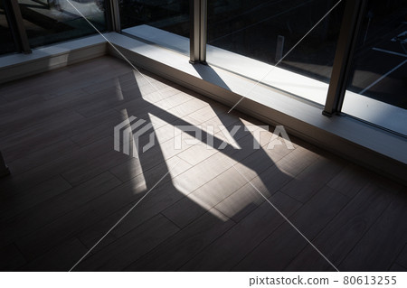 一棟新建的公寓的地板，晨光照射進來 80613255