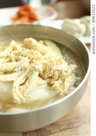 韓國料理“Chogegukusu”（=雞肉醋和芥末味冷面） 80613522