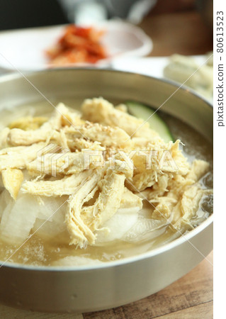 韓國料理“Chogegukusu”（=雞肉醋和芥末味冷面） 80613523