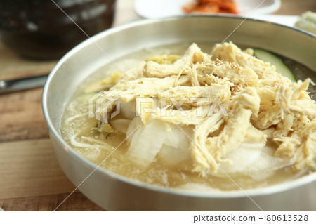 韓國料理“Chogegukusu”（=雞肉醋和芥末味冷面） 80613528