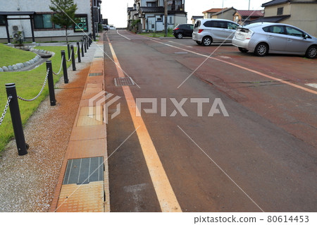 在多雪的國家常見的棕色瀝青污漬(絲魚川市) 在多雪的國家常見的棕色瀝青污漬(絲魚川市) 80614453