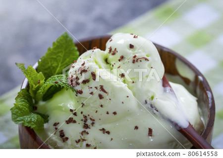 Kiwi flavored ice cream. 80614558