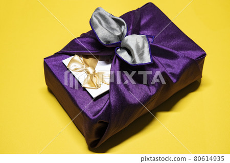 Holiday gift wrapping 80614935