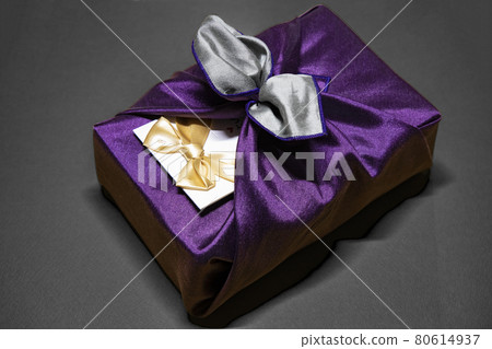Holiday gift wrapping 80614937
