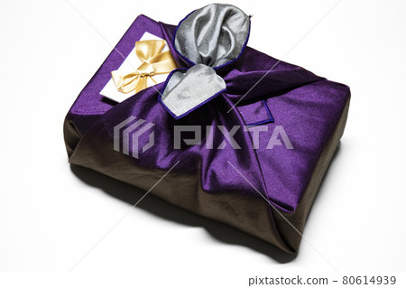Holiday gift wrapping 80614939