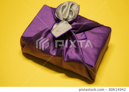 Holiday gift wrapping 80614942