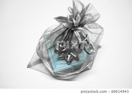 Gift box in mesh bag 80614943