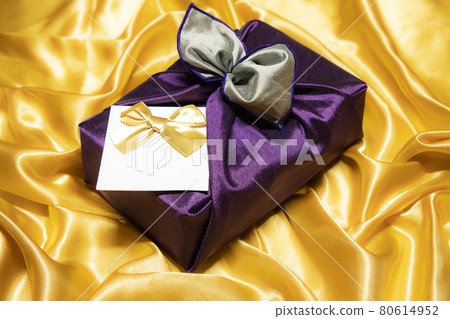 Holiday gift wrapping 80614952