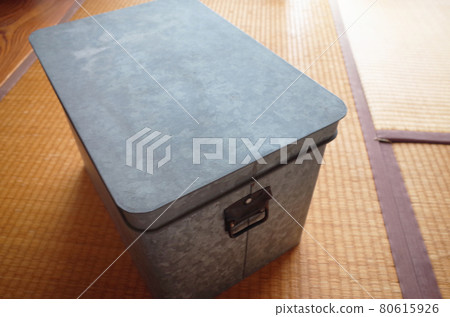 榻榻米房間的錫方米盒 80615926