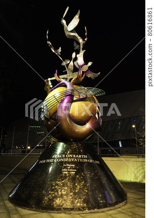 The John Lennon Peace Monument by night - Liverpool, United Kingdom The John Lennon Peace Monument by night - Liverpool, United Kingdom 80616861