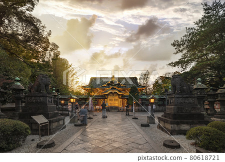 [Ueno, Tokyo] Sunset shot of a guardian dog standing on the approach to Ueno Toshogu Shrine in Ueno Park. 80618721