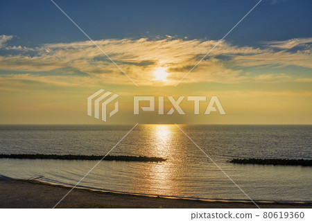 黃昏和日落（日落）新潟縣村上市的日本海 80619360