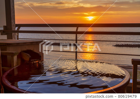Sea of Japan at dusk and sunset (sunset) Open-air bath Murakami City, Niigata Prefecture 80619479