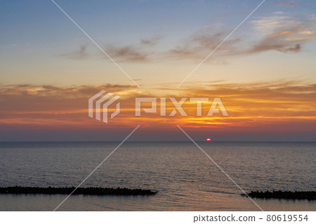 黃昏和日落（日落）新潟縣村上市的日本海 80619554