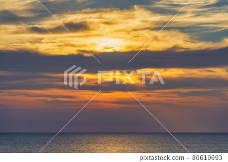黃昏和日落（日落）新潟縣村上市的日本海 80619693