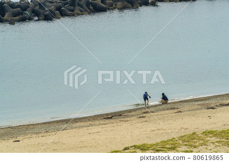 海灘風景 新潟縣村上市的海灘上玩耍的父母和孩子 海灘風景 新潟縣村上市的海灘上玩耍的父母和孩子 80619865