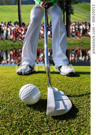Man playing golf during tournament 80620053