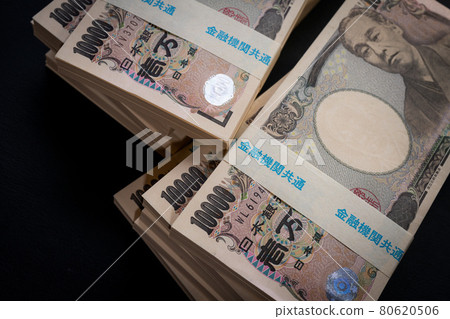 [Money] 10 million yen, wad of bills [Finance] 80620506