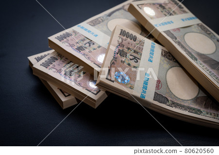 [Money] Image of a bundle of 1 million yen and a bundle of bills [Business] 80620560