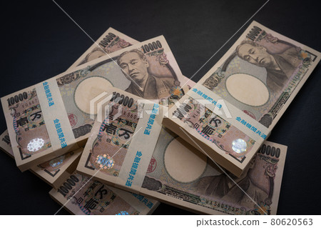 [Money] Image of a bundle of 1 million yen and a bundle of bills [Business] 80620563