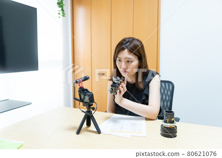 Young woman taking a video 80621076
