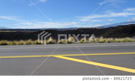 暑假在夏威夷大島的熔岩路上騎行 暑假在夏威夷大島的熔岩路上騎行 80621725